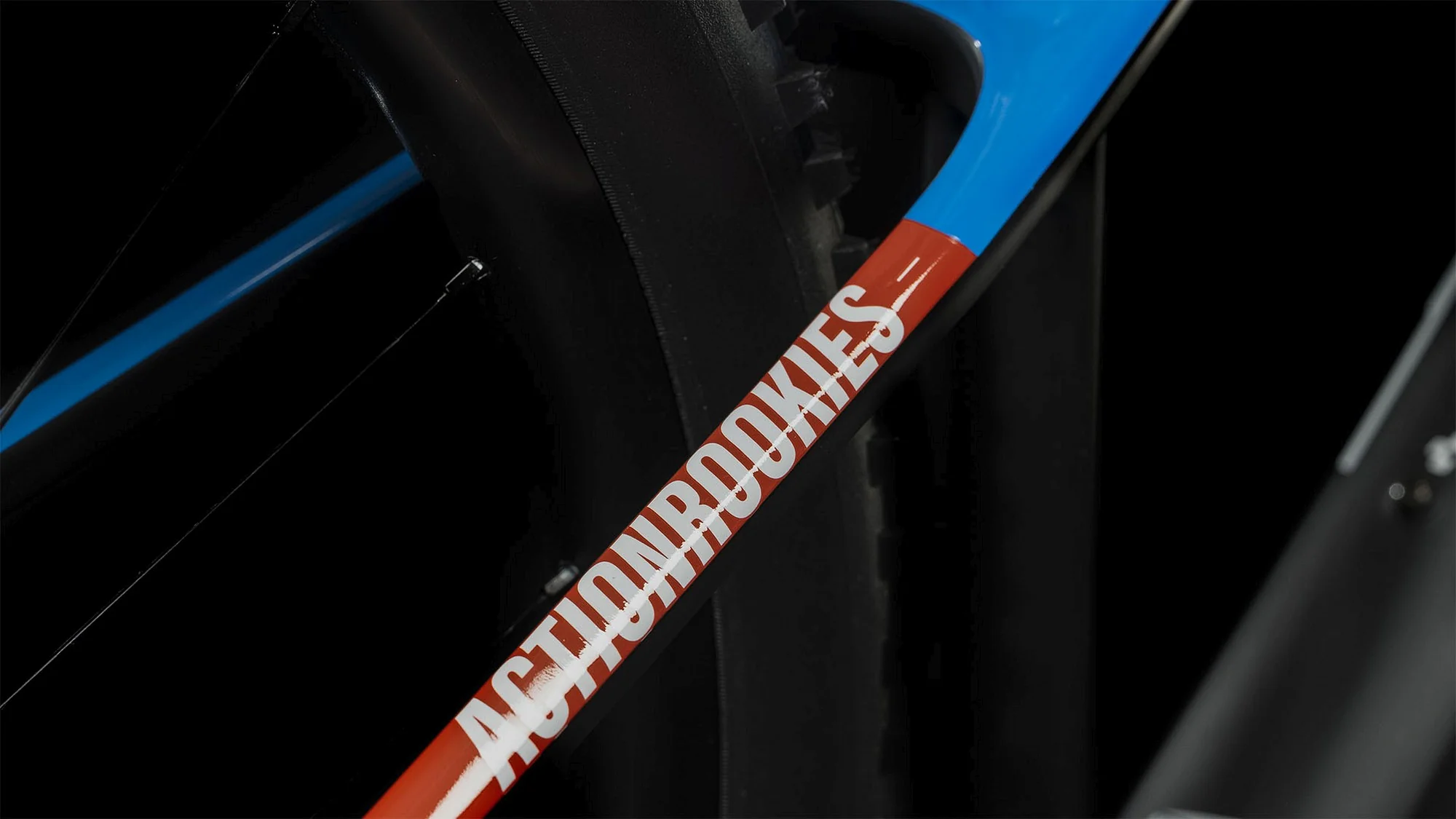CUBE ELITE 240 C:62 PRO CARBON/BLUE/RED - Image 3