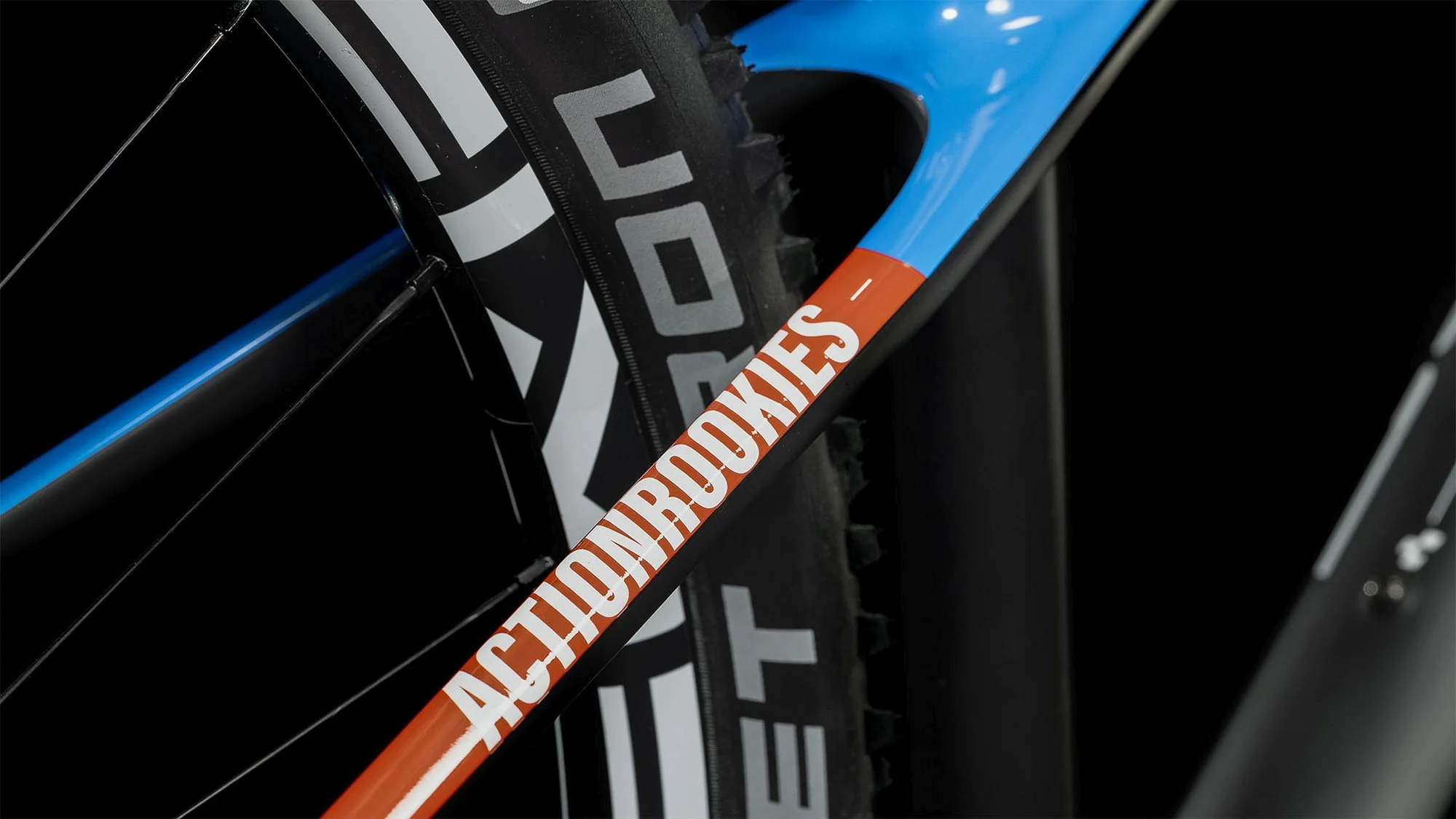 CUBE ELITE 240 C:62 PRO CARBON/BLUE/RED - Image 4